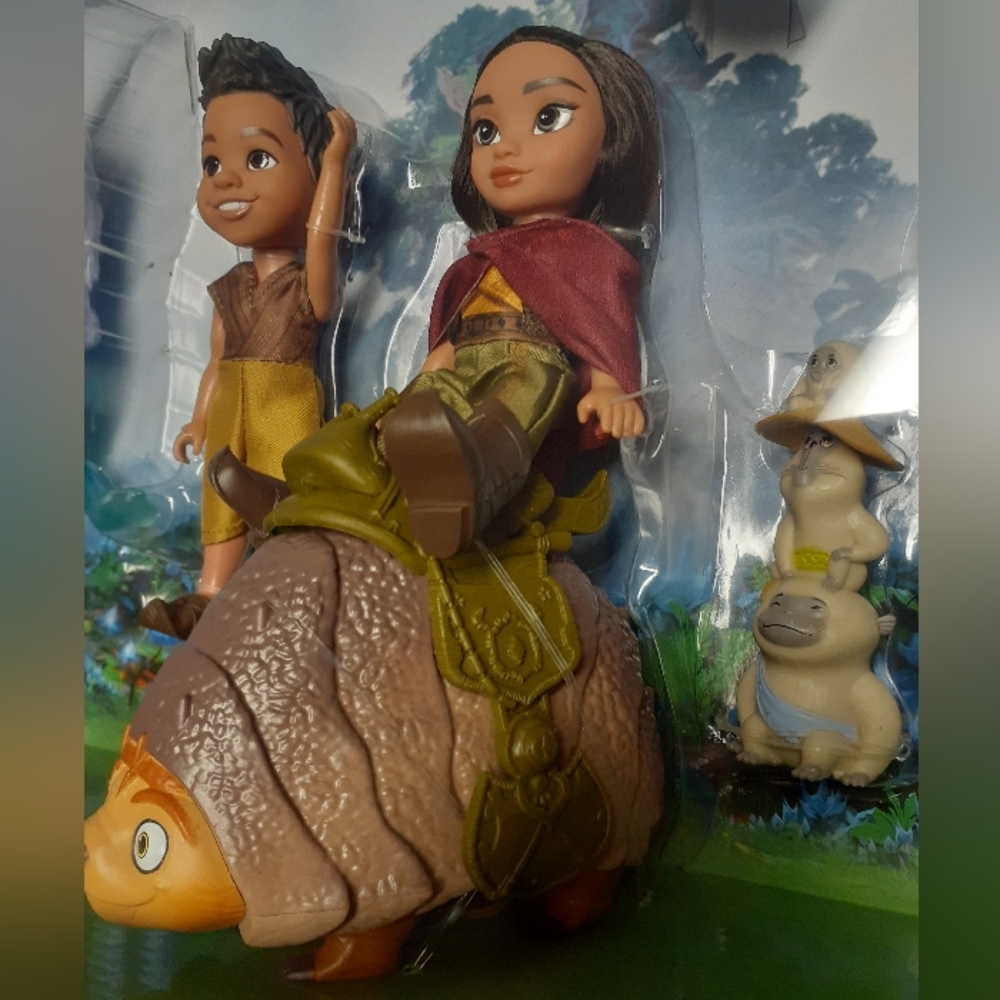 NIB Disney Raya Posable Action Figure Large Gift Box Set - Picture 10 of 17